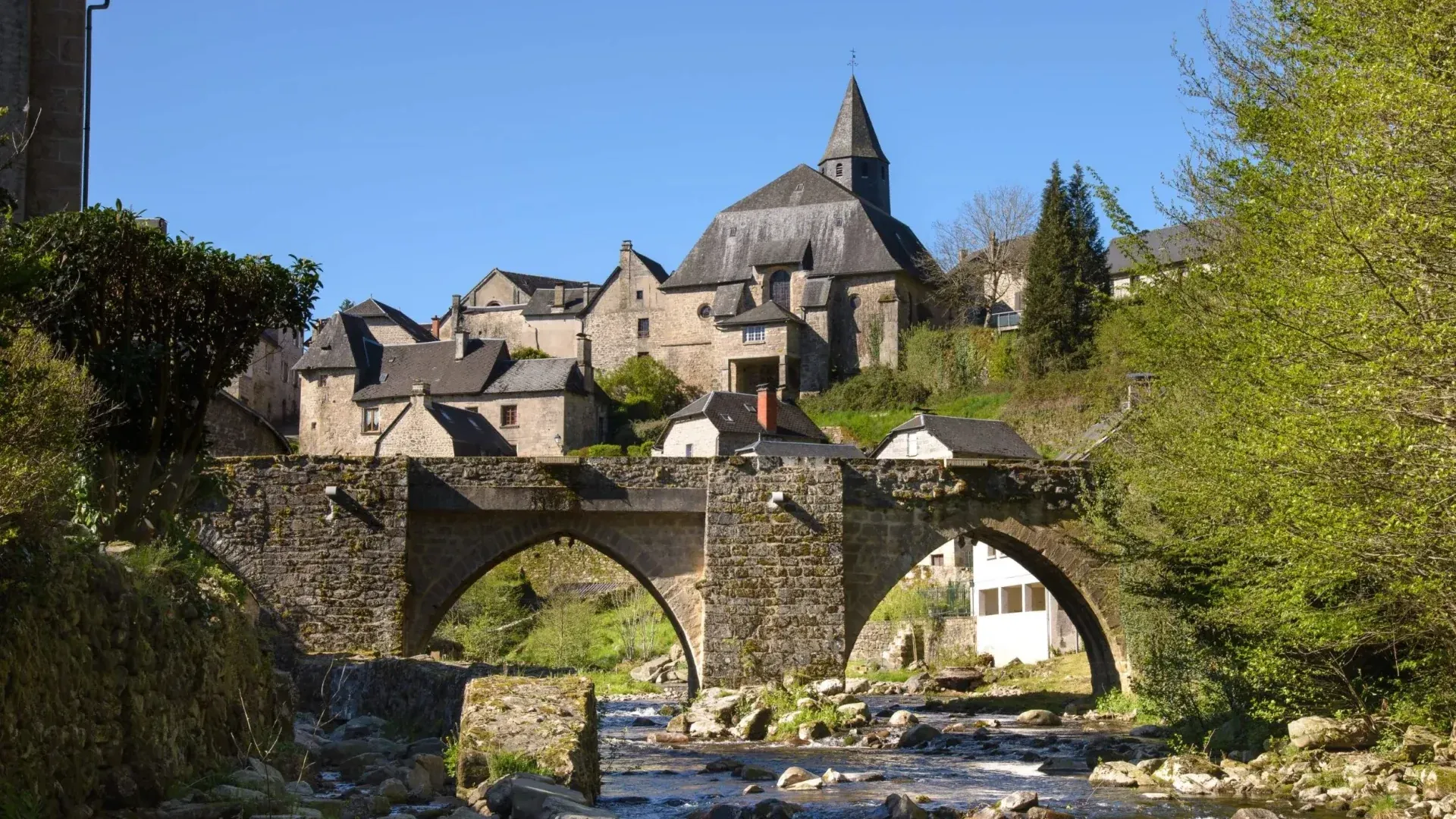 Le pont de pierre sur la Vézère et l'église de Treignac